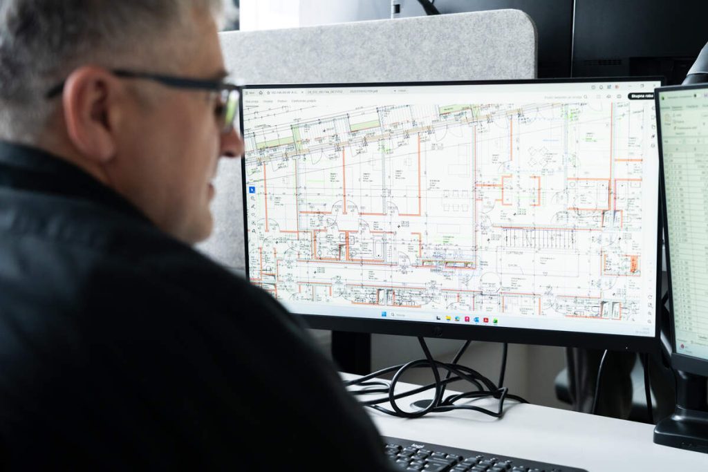 Inženir med projektiranjem